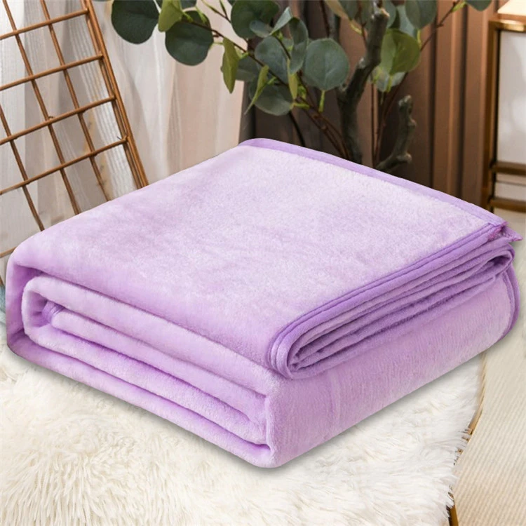 Decke aus gebürstetem Korallenfleece aus 100 % Polyester