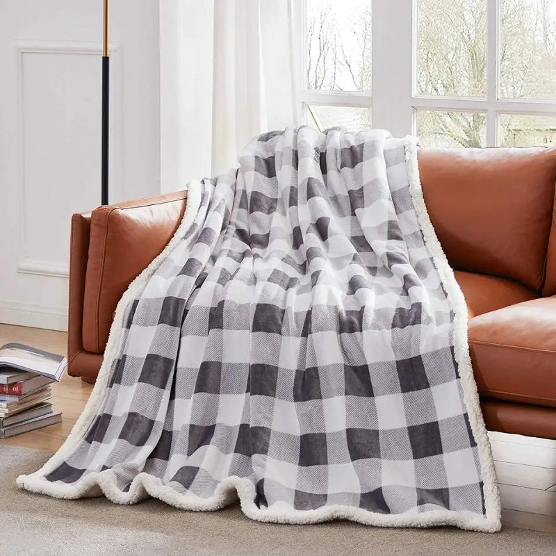 Schwarz-weiß karierte Sherpadecke