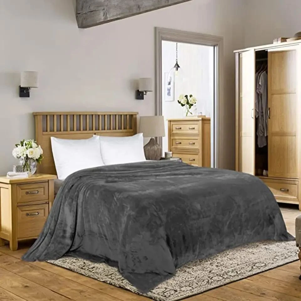 Korallenfarbene flauschige Decke