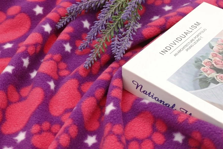 Polarfleece-Stoff mit Hundepfoten-Aufdruck
