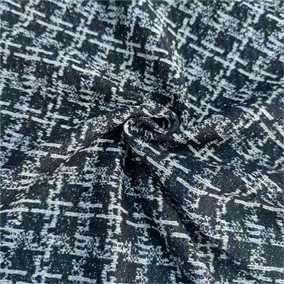 Strickender Jacquardstoff für Kleid
