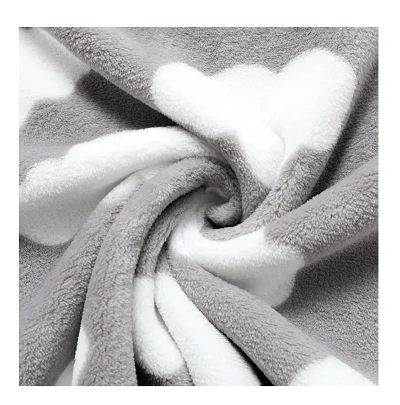 Zweiseitig gebürsteter Coral-Fleece-Stoff zur Herstellung von Pyjamas und Bademänteln