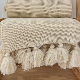 Baumwoll -Strickdecke mit Quasten